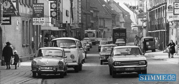 1973 - Zu Stoßzeiten präsentiert sich der Durchgangsverkehr in der Innenstadt mit zunehmender Dichte