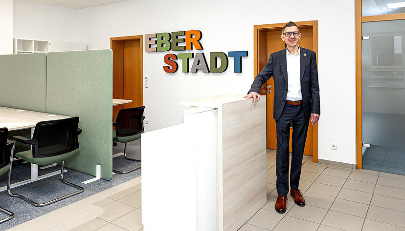 Die ehemalige Kreissparkassenfiliale wurde auch dank der Förderung zum Bürgerbüro umgebaut. Bürgermeister Patrick Dillig gefällt es. Die ehemalige Kreissparkassenfiliale wurde auch dank der Förderung zum Bürgerbüro umgebaut. Bürgermeister Patrick Dillig gefällt es.