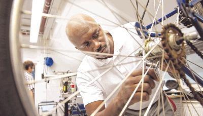 Bento Mabunda wird bei Audi zum Fahrradmonteur ausgebildet. R&auml;der, die von Mitarbeitern gespendet wurden, sollen in S&uuml;dafrika Arbeitspl&auml;tze bringen. Foto: Audi