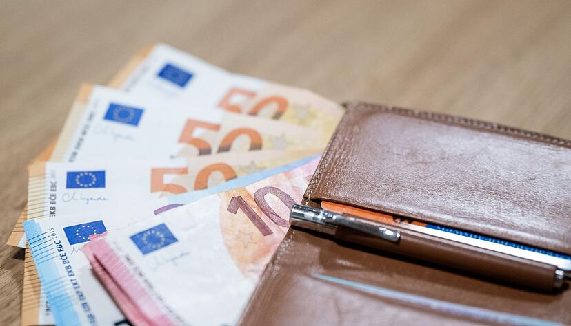 Ein Mensch hat eine Geldbörse gestohlen, das Geld aber nun zurückgegeben. (Symbolbild)