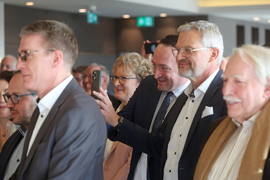 Redebeiträge und persönliche Worte prägten den Vormittag in besonderer Atmosphäre. Redebeiträge und persönliche Worte prägten den Vormittag in besonderer Atmosphäre.