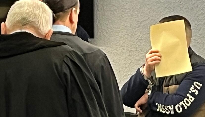 Nach dem stundenlangen Martyrium eines jungen Mannes in einer verwilderten Gartenhütte sind vier Männer in Stuttgart zu mehrjährigen Freiheitsstrafen verurteilt worden. Nach dem stundenlangen Martyrium eines jungen Mannes in einer verwilderten Gartenhütte sind vier Männer in Stuttgart zu mehrjährigen Freiheitsstrafen verurteilt worden.