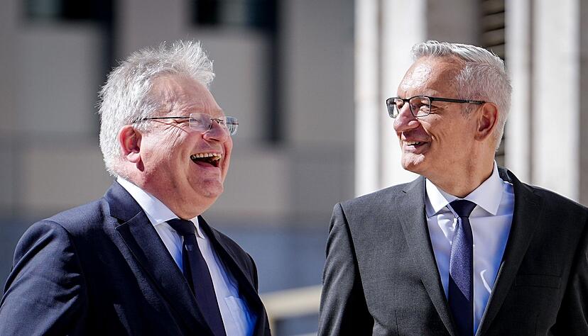 Der neue BND-Präsident Martin Jäger mit seinem Vorgänger Bruno Kahl, der nach neun Jahren im Amt auf eigenen Wunsch für Deutschland an den Heiligen Stuhl in Rom wechselt. Der neue BND-Präsident Martin Jäger mit seinem Vorgänger Bruno Kahl, der nach neun Jahren im Amt auf eigenen Wunsch für Deutschland an den Heiligen Stuhl in Rom wechselt.