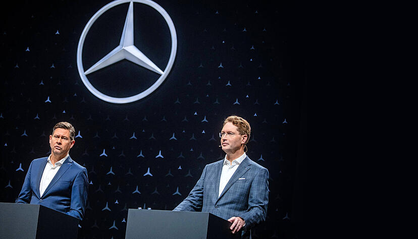 Selbstbewusst zur&uuml;ckhaltend: Finanzvorstand Harald Wilhelm (l) bei der Bilanzpressekonferenz von Mercedes-Benz neben Vorstandschef Ola K&auml;llenius.