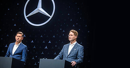 Selbstbewusst zur&uuml;ckhaltend: Finanzvorstand Harald Wilhelm (l) bei der Bilanzpressekonferenz von Mercedes-Benz neben Vorstandschef Ola K&auml;llenius.
Foto: dpa