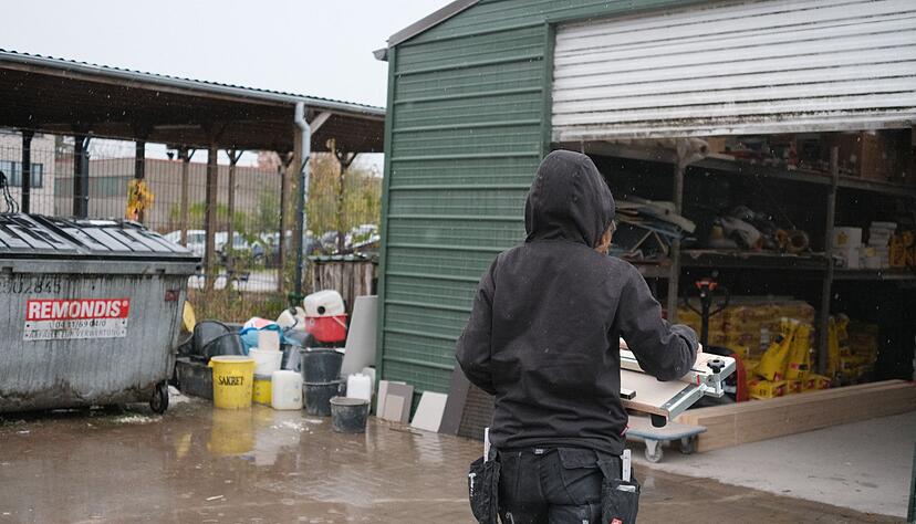 Herausfordernde und auch körperlich schwere Arbeit: Bereits in ihrem FHJ hat Celine Köster, Auszubildende zur Fliesen-, Platten und Mosaiklegerin, ihre Fähigkeiten unter Beweis stellen können.