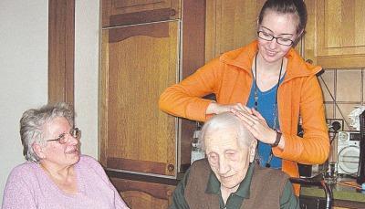 Die Jubilarin Natalie Tiede lässt sich von Urenkelin Verena Bachert gerne die Haare kämmen. Tochter Helene Schäfer (links) sitzt mit am Tisch.Foto: Walter Schmid
