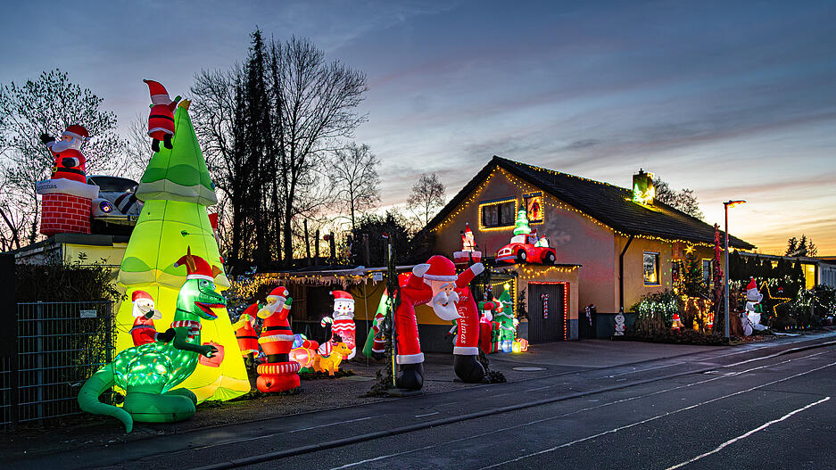 Leuchtende, blinkende aufblasbare Weihnachtsfiguren sowie viele h&ouml;lzernen Deko-Exemplare gibt es zu bestaunen.