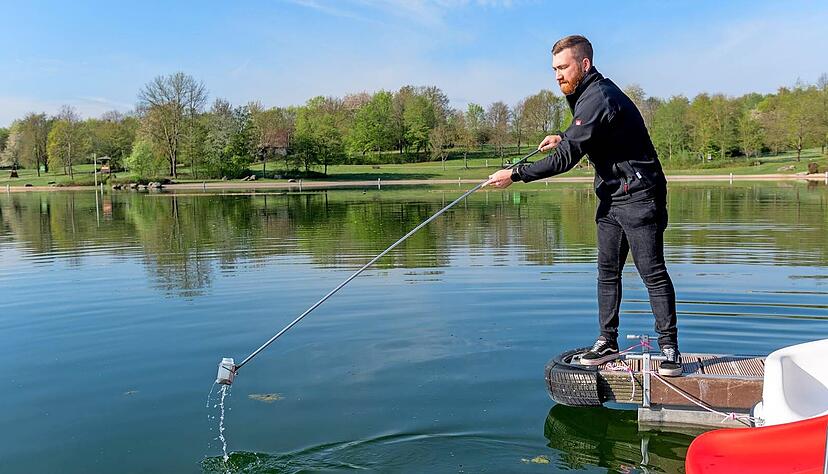 Mitte Mai findet die erste Beprobung der Saison statt: Die Schöpfprobe von Nino Brandonisio aus dem See wird anschließend vom Landesgesundheitsamt in Stuttgart ausgewertet. Mitte Mai findet die erste Beprobung der Saison statt: Die Schöpfprobe von Nino Brandonisio aus dem See wird anschließend vom Landesgesundheitsamt in Stuttgart ausgewertet.