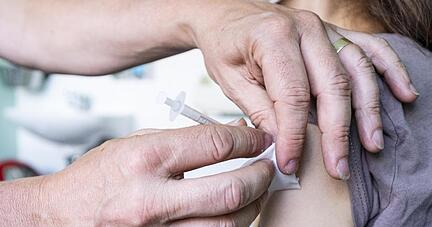 Anders als in der Altersgruppe über zwölf wurde den Kindern von fünf bis elf Jahren für die klinische Studie nur ein Drittel der Dosis verabreicht.