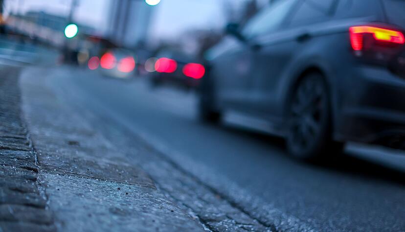 Gefährliche Straßenlage: Bei Blitzeis lassen Autofahrende im Zweifel das Fahrzeug besser stehen und warten die Besserung der Lage ab.