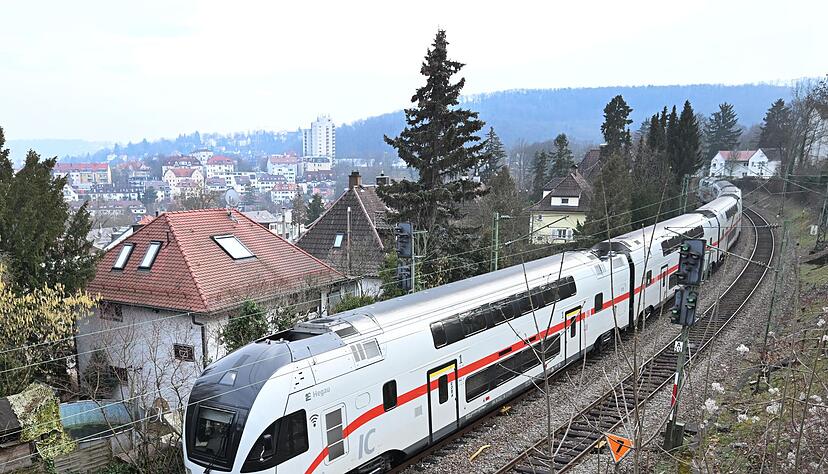 Bislang fährt die Gäubahn über die sogenannte Panoramabahn bis zum Stuttgarter Hauptbahnhof. Wegen Bauarbeiten zu Stuttgart 21 soll sie künftig schon im Stadtteil Vaihingen enden. Bislang fährt die Gäubahn über die sogenannte Panoramabahn bis zum Stuttgarter Hauptbahnhof. Wegen Bauarbeiten zu Stuttgart 21 soll sie künftig schon im Stadtteil Vaihingen enden.