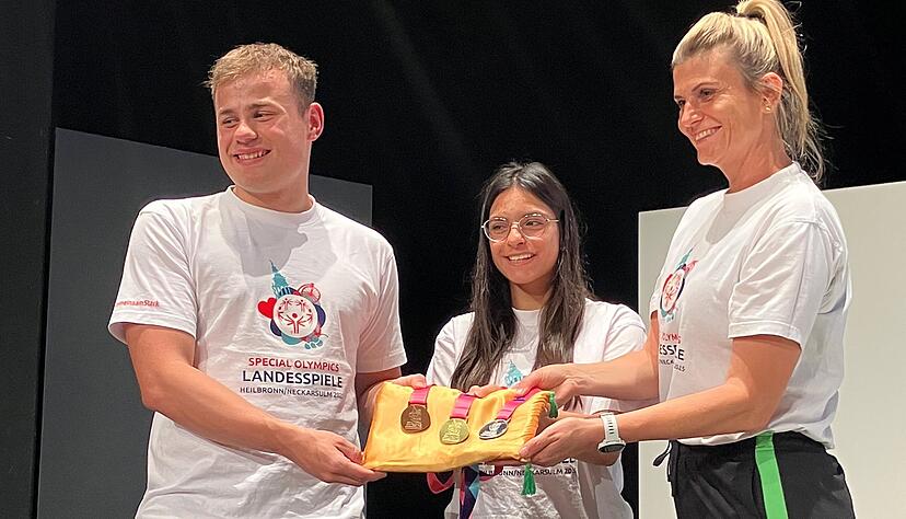 Die Gesichter der Special Olympics Landesspiele präsentieren die Medaillen (von links): David Sanzenbacher, Rozaliya Khudeeda und Zsuzsanna Dede. Die Gesichter der Special Olympics Landesspiele präsentieren die Medaillen (von links): David Sanzenbacher, Rozaliya Khudeeda und Zsuzsanna Dede.