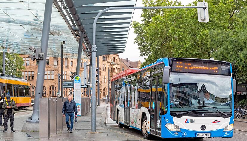 Bus am Heilbronner Hauptbahnhof: Grüne und CDU im Land wollen das Angebot ausweiten, Kritiker warnen vor einer Kostenexplosion.
Foto: Archiv/Berger