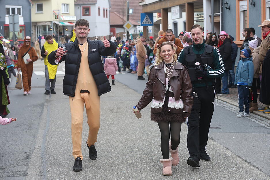 Auch skurile Figuren mischen sich unter die Umzugsteilnehmer. Auch skurile Figuren mischen sich unter die Umzugsteilnehmer.