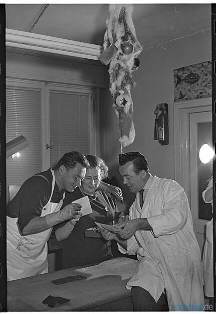 Fotoaufnahme zum Thema "Weihnachtsgeld" in den Räumen der Fotografie 1961. Fotoaufnahme zum Thema "Weihnachtsgeld" in den Räumen der Fotografie 1961.