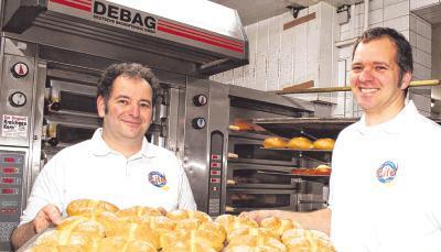 In der Backstube Eitel: Die Bäcker Steffen (links) und Uwe Eitel schieben Elsässer Brötchen in den Wagen. Sie haben entschieden, an der Dauerbelastung im Familienbetrieb mit teilweise sieben Arbeitstagen pro Woche etwas zu ändern.Foto: Carsten Friese In der Backstube Eitel: Die Bäcker Steffen (links) und Uwe Eitel schieben Elsässer Brötchen in den Wagen. Sie haben entschieden, an der Dauerbelastung im Familienbetrieb mit teilweise sieben Arbeitstagen pro Woche etwas zu ändern.Foto: Carsten Friese