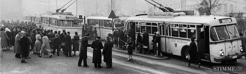 Heilbronn 1957. Spitzenverkehrszeit an der Haltestelle Allee. Menschen eilen zu den Oberleitungsbussen.