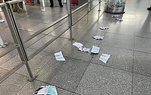 Die Aktivisten werfen am Flughafen Stuttgart mit Papierfliegern. Foto: Anni Gebhard