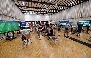 Die Atmosphäre in der Frankenbacher Gemeindehalle war beinahe andächtig, erinnerte eher an eine Kirche denn an ein Fußballstadion. Foto: Christiana Kunz Die Atmosphäre in der Frankenbacher Gemeindehalle war beinahe andächtig, erinnerte eher an eine Kirche denn an ein Fußballstadion. Foto: Christiana Kunz