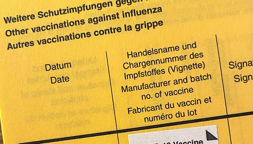 Von der Ankunft bis zur Spritze gibt es in Impfzentren eine gewisse Wartezeit. Durch Einbindung der Hausärzte in die Terminvergabe will ein Heilbronner Unternehmen die Verweildauer verkürzen.
Foto: Andreas Gugau
