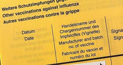 Von der Ankunft bis zur Spritze gibt es in Impfzentren eine gewisse Wartezeit. Durch Einbindung der Hausärzte in die Terminvergabe will ein Heilbronner Unternehmen die Verweildauer verkürzen.
Foto: Andreas Gugau