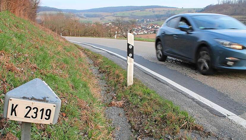 Die völlig kaputte Kreisstraße K 2319 bei Marlach wartet seit langem auf den Ausbau. Sie ist als Autobahnzubringer für Pendler und Unternehmen sehr wichtig. Die völlig kaputte Kreisstraße K 2319 bei Marlach wartet seit langem auf den Ausbau. Sie ist als Autobahnzubringer für Pendler und Unternehmen sehr wichtig.