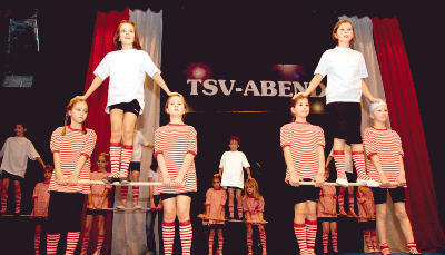 Auch die Kleinsten, die Los Stabilos, hatten bei der Jahresfeier des TSV Schwaigern in der Frizhalle ihren großen Auftritt. Rund 250 Besucher waren bei dem bunten Abend dabei.
Fotos: Marc Thorwartl Auch die Kleinsten, die Los Stabilos, hatten bei der Jahresfeier des TSV Schwaigern in der Frizhalle ihren großen Auftritt. Rund 250 Besucher waren bei dem bunten Abend dabei.
Fotos: Marc Thorwartl