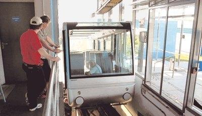 Auch w&auml;hrend der j&auml;hrlichen Revision f&auml;hrt die K&uuml;nzelsauer Standseilbahn - allerdings nur zu Versuchszwecken: Vollbremsungen werden simuliert und ausgewertet, typische Fehlerquellen &uuml;berpr&uuml;ft.