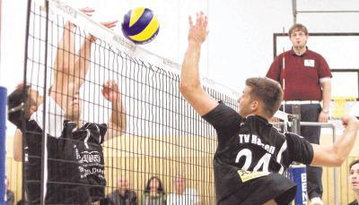 Volle Attacke: Malte Stiel (rechts) und der TV Hausen &uuml;berzeugten bei der 1:3-Niederlage gegen Durmersheim II in zwei von vier S&auml;tzen.Foto: Andreas Veigel