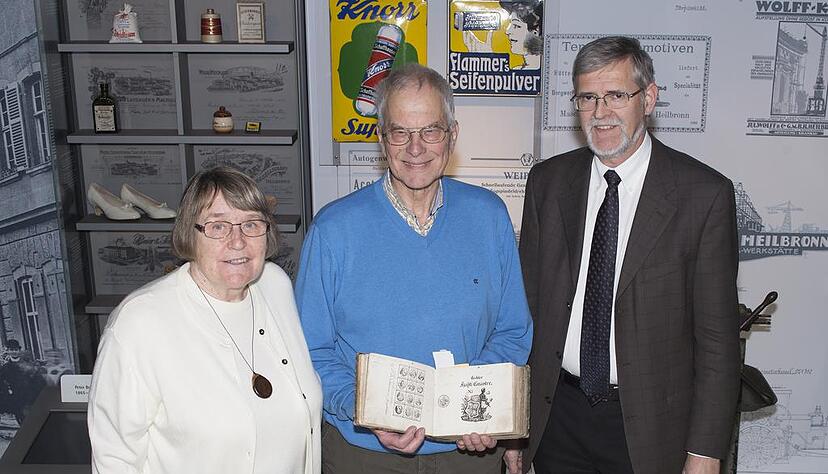Helga und Hans Hauck übergeben wertvollen Firmendokumente an Stadtarchivdirektor Professor Christhard Schrenk (rechts). Foto: Stadtarchiv Heilbronn, B. Kimmerle Helga und Hans Hauck übergeben wertvollen Firmendokumente an Stadtarchivdirektor Professor Christhard Schrenk (rechts). Foto: Stadtarchiv Heilbronn, B. Kimmerle