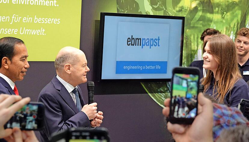 Bundeskanzler Olaf Scholz und Indonesiens Staatspräsident Joko Widodo (links) informieren sich bei EBM-Papst-Studentin Melanie Bildhoff. Bundeskanzler Olaf Scholz und Indonesiens Staatspräsident Joko Widodo (links) informieren sich bei EBM-Papst-Studentin Melanie Bildhoff.