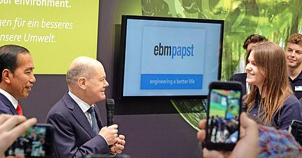 Bundeskanzler Olaf Scholz und Indonesiens Staatspr&auml;sident Joko Widodo (links) informieren sich bei EBM-Papst-Studentin Melanie Bildhoff.
Foto: Christian Gleichauf