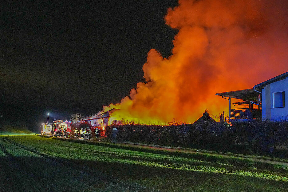 Eine große Rauchsäule hat sich gebildet.