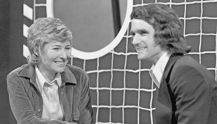 Eine "kesse Art" und viele "sachlich richtige Plaudereien &uuml;ber die Kunst der Balltreter", attestierte die HSt der Sportstudio-Moderatorin Carmen Thomas (hier mit Wolfgang Overath).
Fotos: imago-images/Sven Simon/Pressefoto Baumann