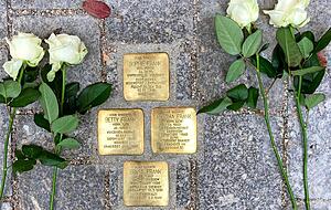 Für jeden Stolperstein gab es eine weiße Rose. Wo keine Familienangehörigen anwesend war, legten andere Projektbeteiligte die Blumen nieder. Für jeden Stolperstein gab es eine weiße Rose. Wo keine Familienangehörigen anwesend war, legten andere Projektbeteiligte die Blumen nieder.