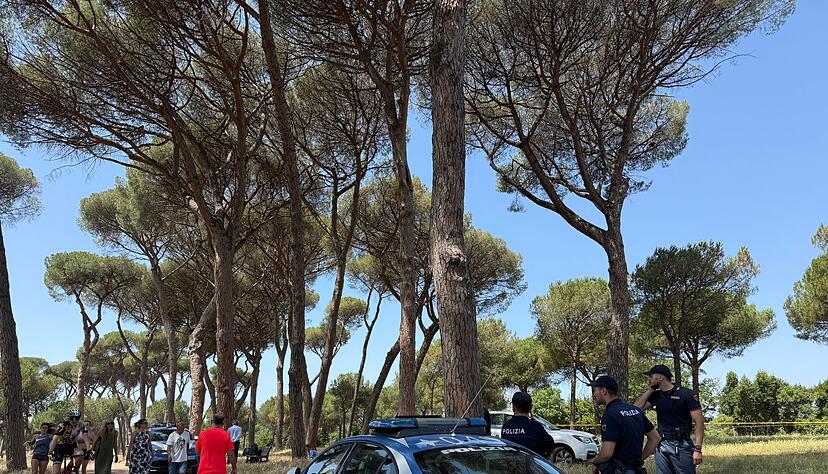 In dem beliebten Park wurden die Leichen einer Frau und eines Kleinkindes entdeckt. In dem beliebten Park wurden die Leichen einer Frau und eines Kleinkindes entdeckt.