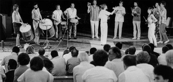 1986. Gleich zu Beginn des Festivals heizt die Sambagruppe »Brasilikum« im großen Zelt kräftig ein.