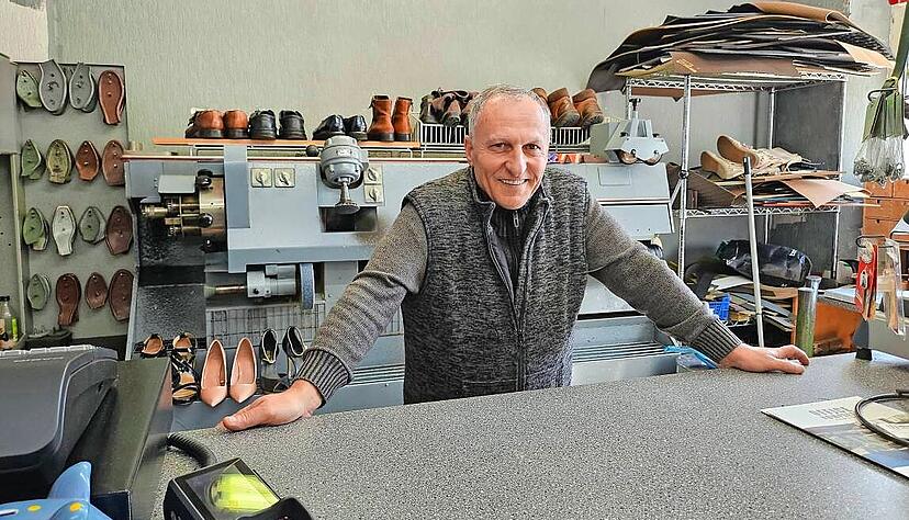 Besim Besara in seinem Laden: Besaras Änderungsschreinerei, Schuh- und Schlüsseldienst liegt gegenüber vom Leingartener Rathaus.
Foto: Ben Ferdinand Besim Besara in seinem Laden: Besaras Änderungsschreinerei, Schuh- und Schlüsseldienst liegt gegenüber vom Leingartener Rathaus.
Foto: Ben Ferdinand