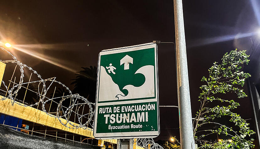 Ein Schild zeigt die Evakuierungs-Route in Falle eines Tsunamis an, nachdem aufgrund eines Erdbebens vor Russland eine Tsunami-Warnung für die Region Valparaiso und Chile herausgegeben wurde. Ein Schild zeigt die Evakuierungs-Route in Falle eines Tsunamis an, nachdem aufgrund eines Erdbebens vor Russland eine Tsunami-Warnung für die Region Valparaiso und Chile herausgegeben wurde.