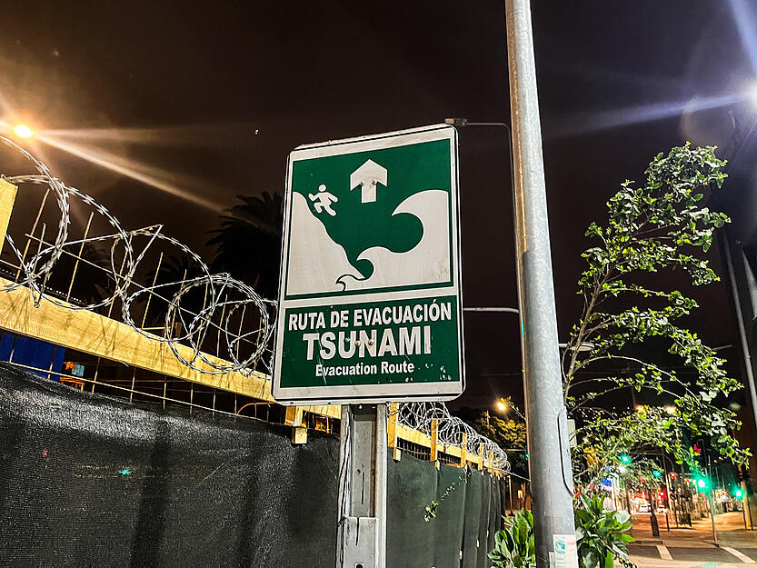Ein Schild zeigt die Evakuierungs-Route in Falle eines Tsunamis an, nachdem aufgrund eines Erdbebens vor Russland eine Tsunami-Warnung für die Region Valparaiso und Chile herausgegeben wurde. Ein Schild zeigt die Evakuierungs-Route in Falle eines Tsunamis an, nachdem aufgrund eines Erdbebens vor Russland eine Tsunami-Warnung für die Region Valparaiso und Chile herausgegeben wurde.