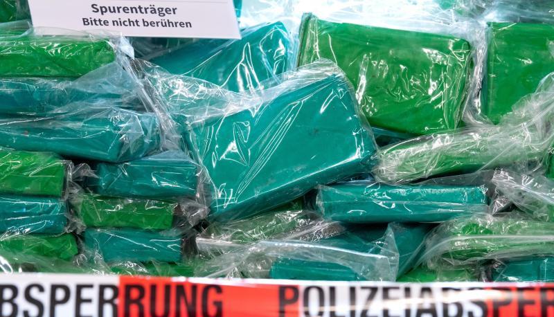 Kokain wird häufig per Schiff oder Flugzeug aus Südamerika geschmuggelt.