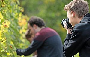 Der 15-J&auml;hrige Toren Leckebusch von der Medien-AG des Gymnasiums h&auml;lt den Praxistag im Weinberg mit seiner Kamera fest. Fotos: Wolfgang M&uuml;ller