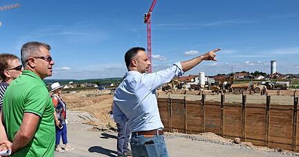 Mit Josef Klug führte Projektleiter Daniel Topic (rechts) die Bad Friedrichshaller Gemeinderäte und Verwaltungsmitarbeiter über die Baustelle.
Foto: Ute Plückthun Mit Josef Klug führte Projektleiter Daniel Topic (rechts) die Bad Friedrichshaller Gemeinderäte und Verwaltungsmitarbeiter über die Baustelle.
Foto: Ute Plückthun
