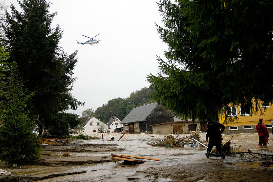 Ein Hubschrauber fliegt über überflutete Häuser. Die Hochwasserlage spitzt sich auch in Tschechien weiter zu.
