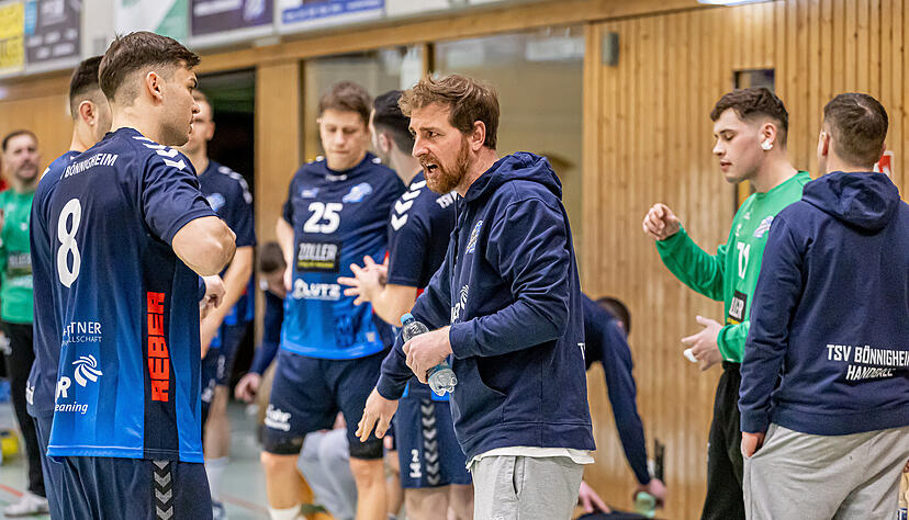 Die Wasserflasche noch in der Hand: Simon Weiberle, Trainer des TSV Bönnigheim, war mit der Leistung seiner Mannschaft nicht zufrieden.