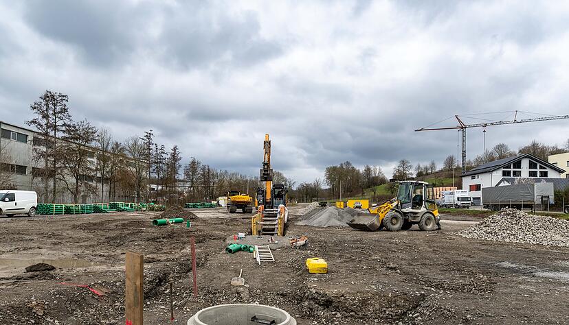 Die 45 Jahre alten, nicht mehr sanierungsf&auml;higen Geb&auml;ude an der Abstatter Seestra&szlig;e sind abgerissen. Jetzt laufen die Vorbereitungen f&uuml;r den Rohbau.