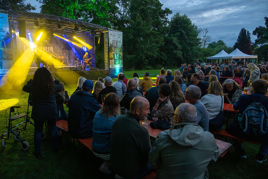 Das Parkfest im Kurpark Bad Rappenau begeistert mit Lichtkunst, Musik und Gemeinschaftsgef&uuml;hl.