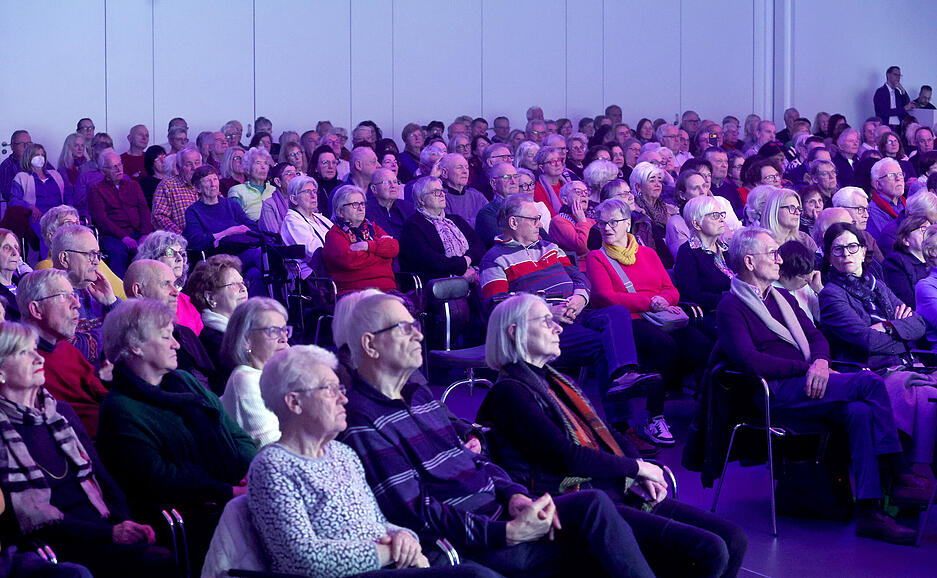 In Heilbronn informieren sich Zuh&ouml;rer &uuml;ber Polyneuropathie und Nervensch&auml;den.
