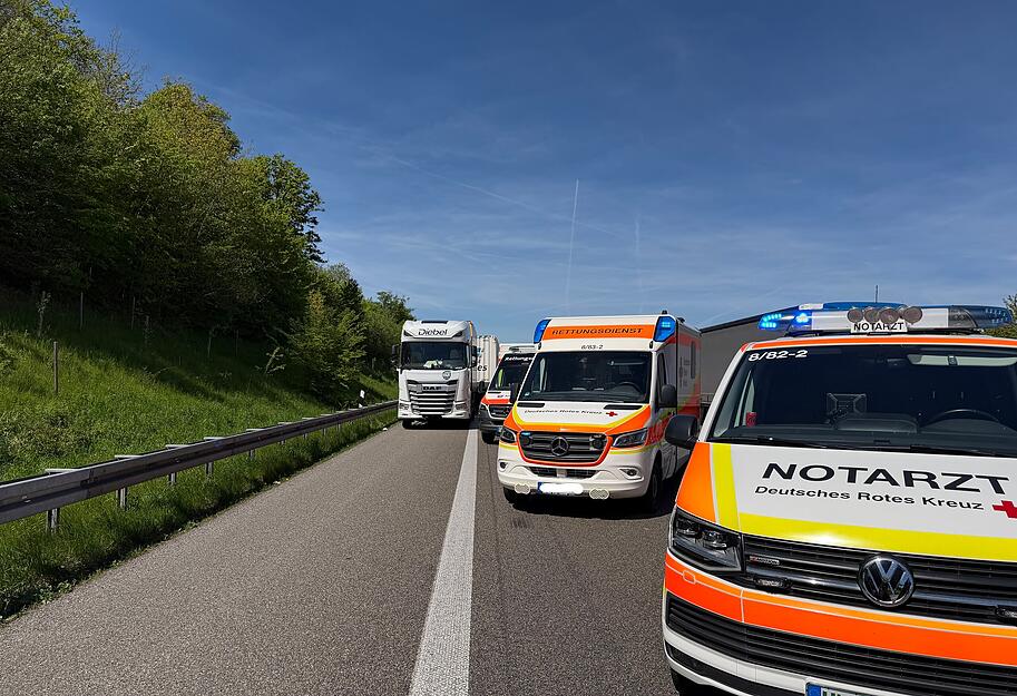 Nach einem schweren Lkw-Unfall auf der A6 sind Rettungskr&auml;fte im Einsatz und sichern die Unfallstelle auf der Autobahn.